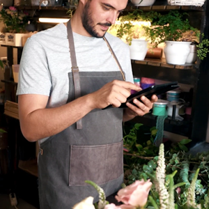 “Em eventos corporativos de grande escala, a pontualidade é crítica. A JD Flowers não só cumpre os prazos, como entrega matéria-prima com um padrão de qualidade industrial inigualável.”